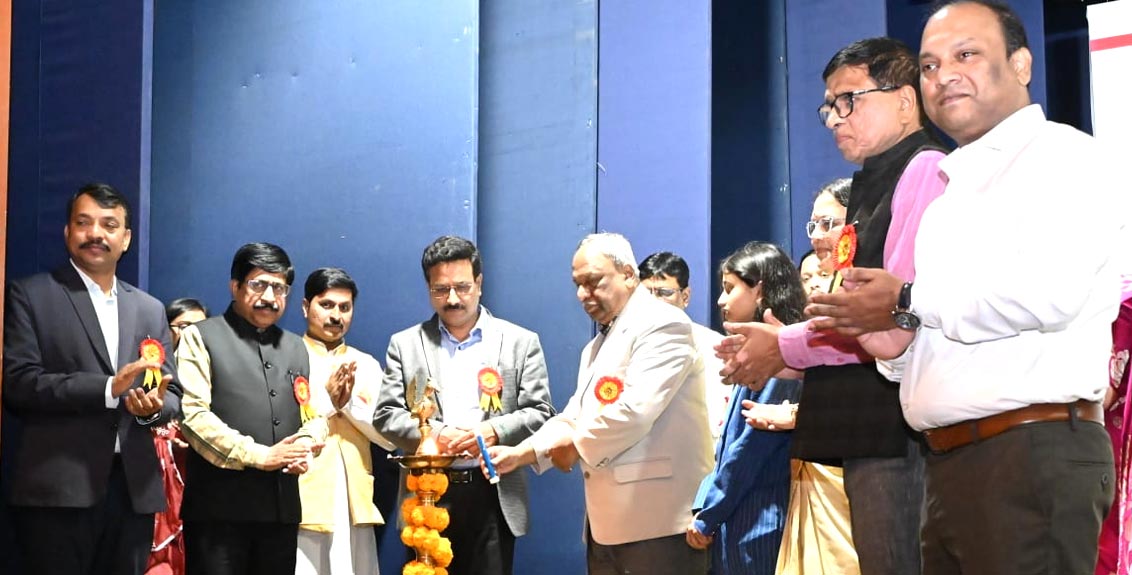 प्रशासकीय अधिकाऱ्यांना समाजजीवनाचं खरं दर्शन घडतं : मिलिंद जोशी