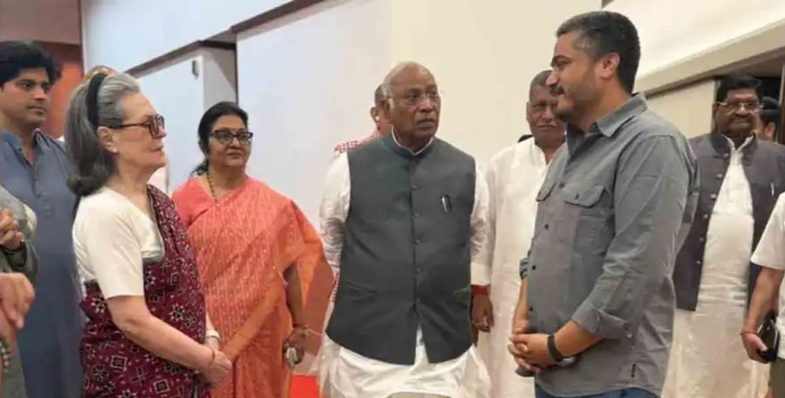 नवा राजकीय डाव! राष्ट्रवादी विलीनीकरणाला अडथळे; रोहित पवारांचा दिल्ली दौरा काँग्रेसकडे