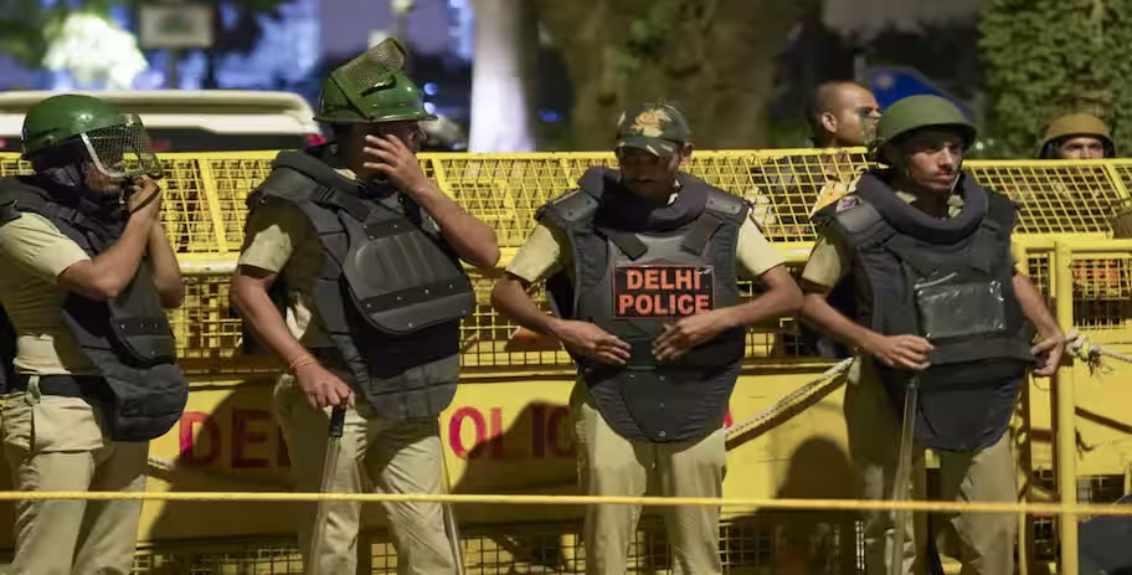 विरोधी पक्षांच्या मोर्चाच्या पार्श्वभूमीवर मध्य दिल्लीमध्ये अडथळे उभारून पोलिसांची कडक सुरक्षा व्यवस्था
