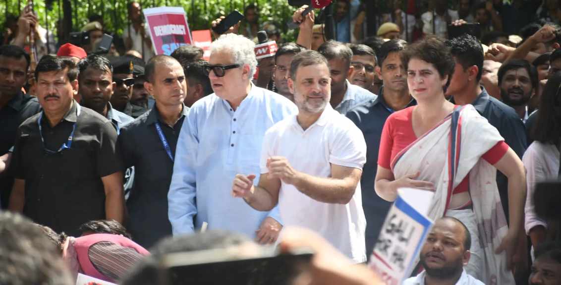 विरोधकांचा मोर्चा अडविल्याने राहुल व प्रियांका यांचे आकाशवाणीसमोर आंदोलन; अखिलेश व अभिषेक पोलिसांच्या ताब्यात